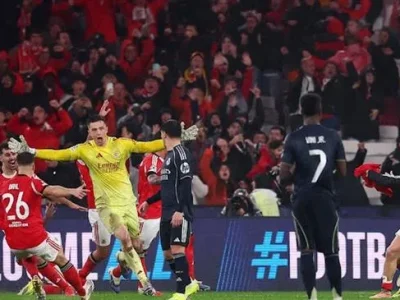 Kỳ tích phút 90+8: Thủ môn ghi bàn, Mourinho dẫn Benfica vào play-off Champions League