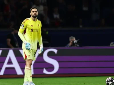 HLV Arne Slot ‘bật chế độ’ khen ngợi thủ môn sau trận thua PSG: ‘Cậu ấy đã có mặt đúng lúc chúng tôi cần!’