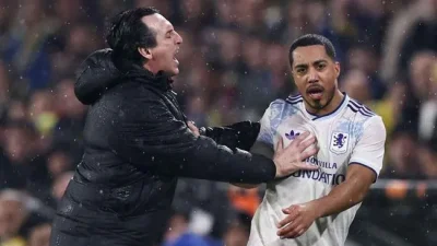 Bom tấn: Emery 'đẩy' học trò, rồi gọi là 'con trai' sau chiến thắng nghẹt thở của Aston Villa 1