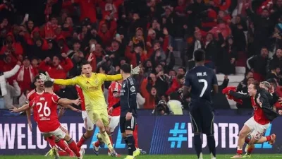 Kỳ tích phút 90+8: Thủ môn ghi bàn, Mourinho dẫn Benfica vào play-off Champions League 1