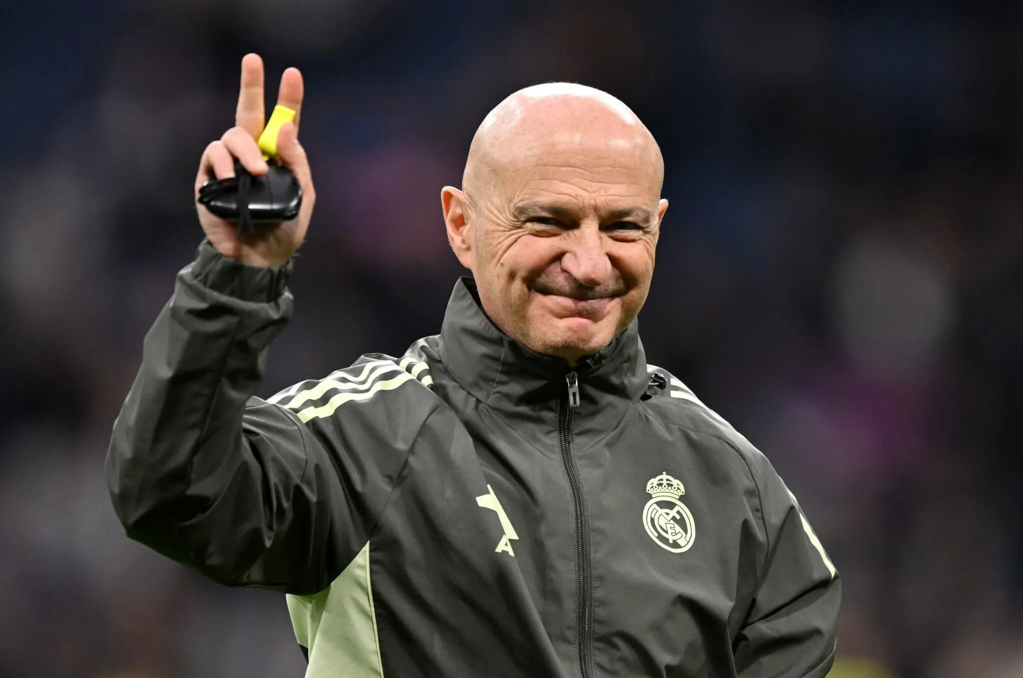 Vì sao các cầu thủ Real Madrid đeo mặt nạ khi tập luyện 1