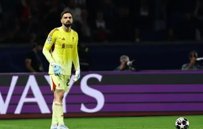 HLV Arne Slot 'bật chế độ' khen ngợi thủ môn sau trận thua PSG: 'Cậu ấy đã có mặt đúng lúc chúng tôi cần!' 1